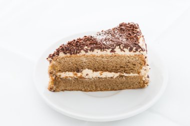 Çikolatalı kek dilim beyaz çanak üzerinde curl ile