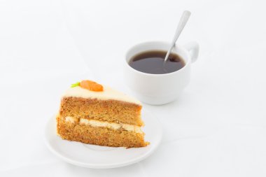 Havuçlu kek sıcak bir içecek ile beyaz çanak üzerinde