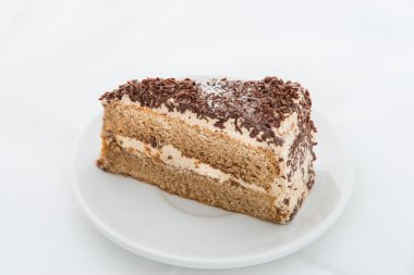 Çikolatalı kek dilim beyaz çanak üzerinde curl ile