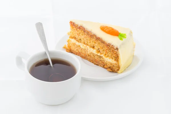 Pastel de zanahoria en plato blanco con bebida caliente — Foto de Stock