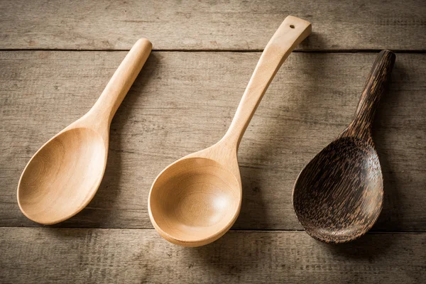 Cucchiaio di legno usato su sfondo di legno — Foto Stock