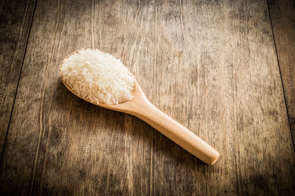 Portie rijst op rustieke houten — Stockfoto