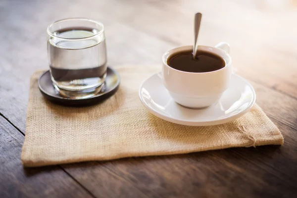 Kopp kaffe på ett träbord — Stockfoto