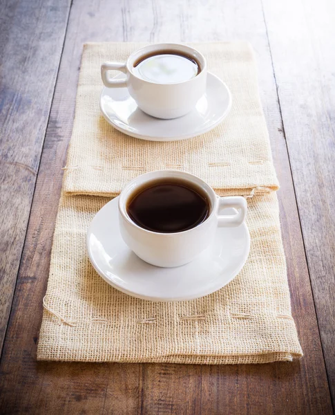 Due tazze di caffè su tovagliolo marrone — Foto Stock