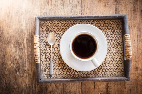 Una taza de café sobre una mesa de madera —  Fotos de Stock