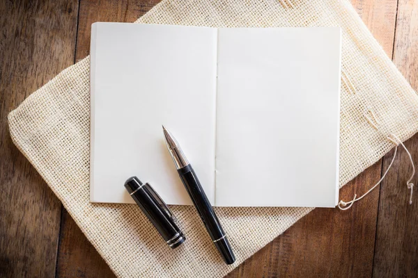 Libreta en blanco con pluma —  Fotos de Stock