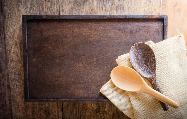 Cucchiaio di legno su sacco borsa e sfondo in legno — Foto Stock