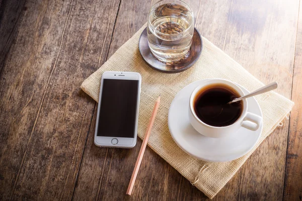 Xícara de café em uma mesa de madeira — Fotografia de Stock