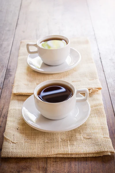 Zwei Tassen Kaffee auf brauner Serviette — Stockfoto