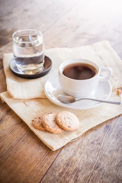 Kopje koffie en biscuit — Stockfoto