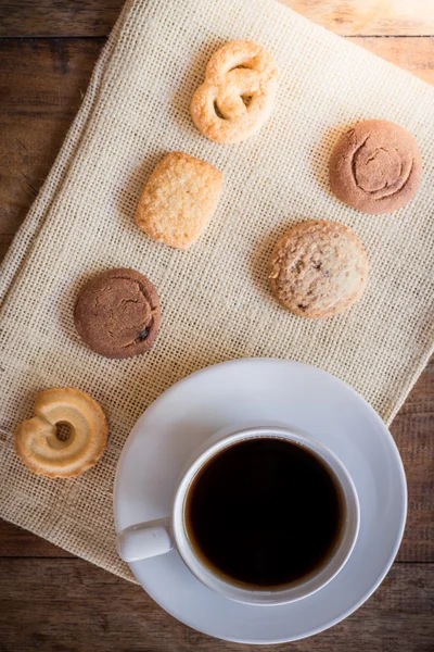 Tasse Kaffee und Keks in vielen Formen — Stockfoto