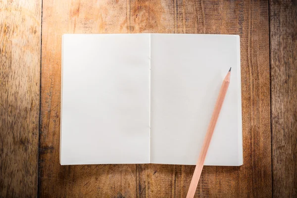鉛筆付きの空白のノート — ストック写真
