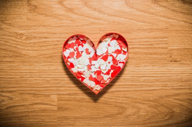 Çok kırmızı ve beyaz kalp ahşap arka plan üzerinde