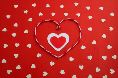 Kırmızı arkaplanda beyaz kalpler
