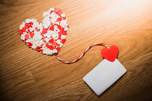 Coeur en papier de Saint-Valentin avec une carte de visite vierge — Photo