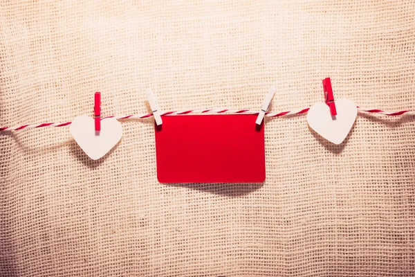 Amor corazones de San Valentín cordón natural y clips rojos colgando — Foto de Stock
