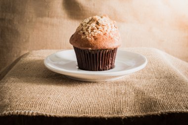 çul dokular üzerinde çikolatalı muffin