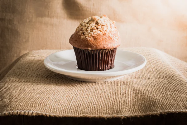 Schokoladenmuffin auf Sacktuch-Texturen — Stockfoto