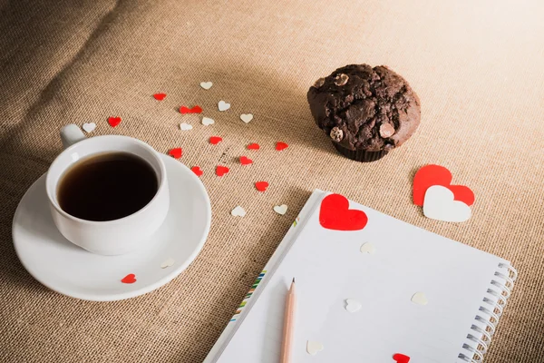 Čokoládový muffin, kávu a srdce na pytloviny textury — Stock fotografie