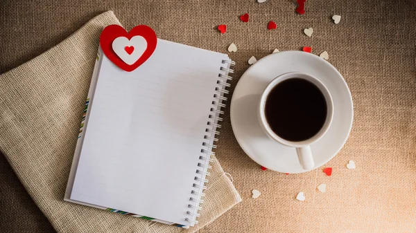 Kahve fincanı ve kalpleri çul dokular üzerinde — Stok fotoğraf