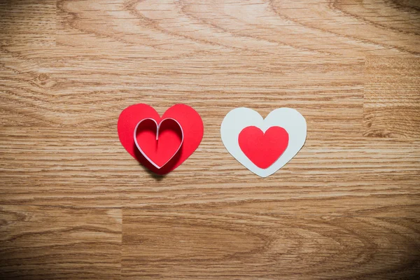 Corazón rojo y blanco sobre fondo de madera —  Fotos de Stock