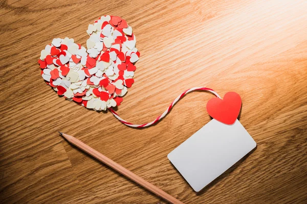 Valentijnsdag papier hart met een blanco visitekaartje — Stockfoto