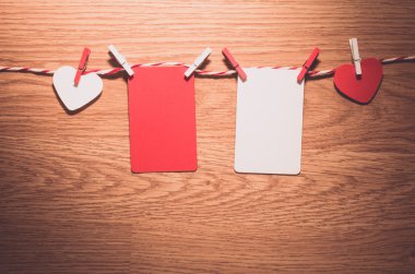 Sevgililer kalpleri doğal kordon ve kırmızı klipleri asılı seviyorum