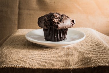 çul dokular üzerinde çikolatalı muffin
