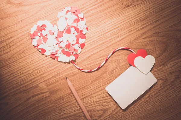 Corazón de papel de San Valentín con una tarjeta de visita en blanco —  Fotos de Stock