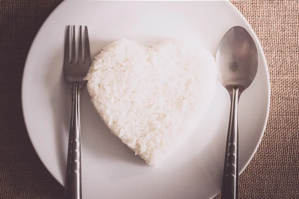 Kształt serca ryżu na whiteplate — Zdjęcie stockowe