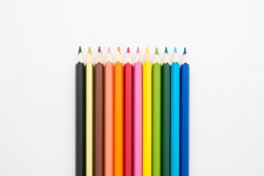 Beyaz arkaplanda izole edilmiş renkli kalemler