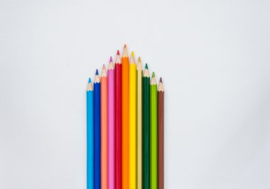 Beyaz arkaplanda izole edilmiş renkli kalemler