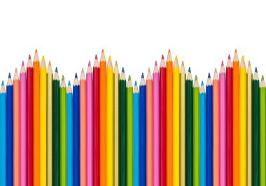 Beyaz arkaplanda izole edilmiş renkli kalemler