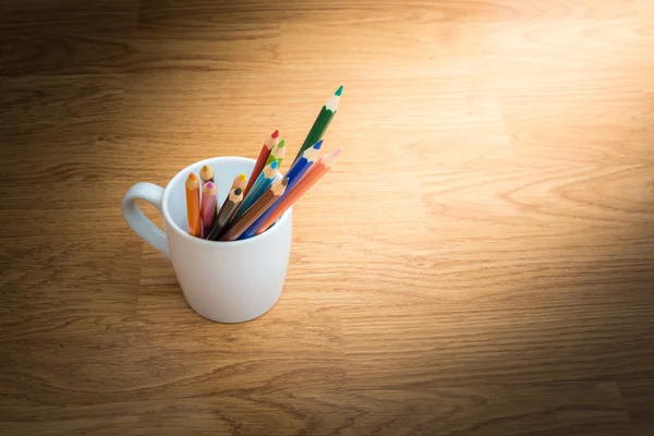 色鉛筆の白コーヒー カップ — ストック写真
