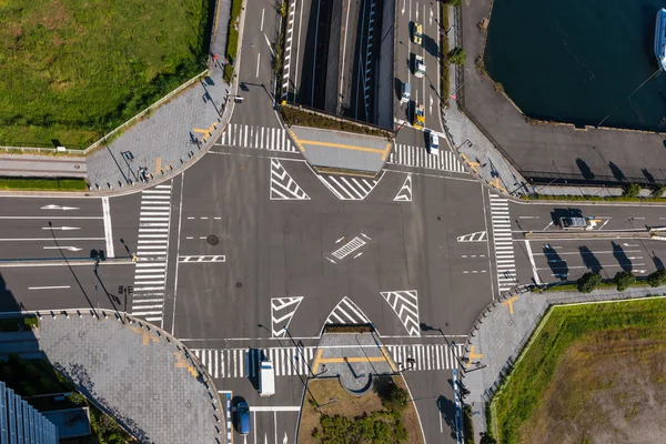 Verkeer op kruising in stad — Stockfoto