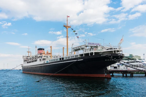Jokohama - 7. listopadu: Velká loď s názvem Hikawa Maru na pobřeží — Stock fotografie