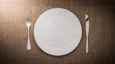 Boş beyaz tabak ve çatal, bıçak