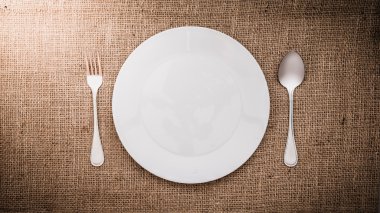 Boş beyaz tabak ve kaşık, çatal