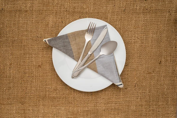 Piatto bianco vuoto e cucchiaio, forchetta, coltello, tovagliolo — Foto Stock