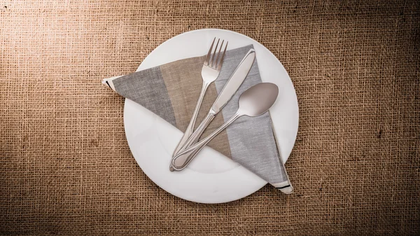 빈 흰색 접시와 스푼, 포크, 나이프, 냅킨 — 스톡 사진