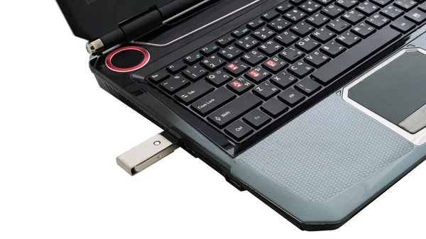 Lecteur de mémoire flash branché sur un port d'ordinateur portable . — Photo