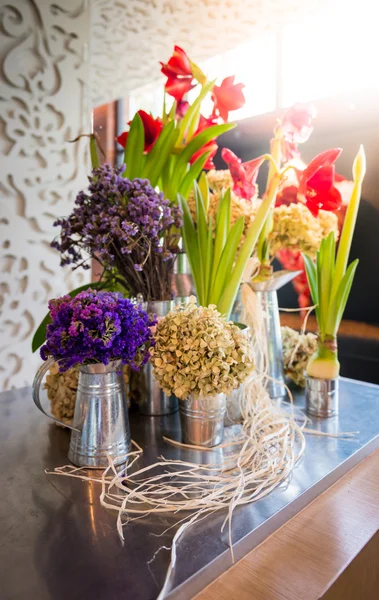 Arrangement de fleurs au mariage — Photo