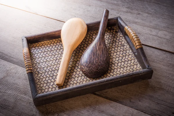 Cucchiaio di legno su vassoio di bambù cinese tessuto — Foto Stock