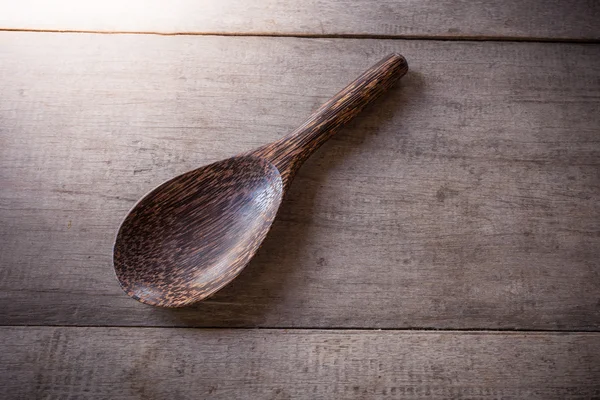 Cucchiaio di legno usato su sfondo di legno — Foto Stock