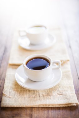 İki bardak kahve kahverengi peçete üzerinde