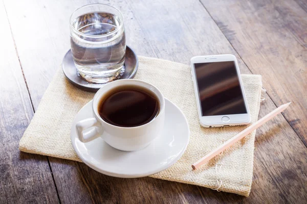 Tasse Kaffee auf einem Holztisch — Stockfoto