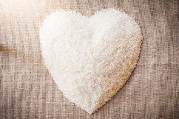 Ryż w kształcie serca na worze — Zdjęcie stockowe