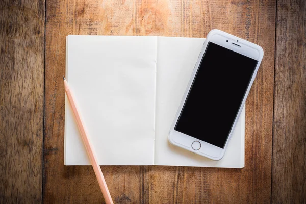 Lege notebook en smartphone met potlood — Stockfoto