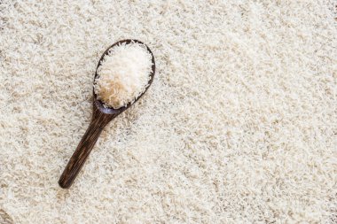 tahta kaşık pirinç zemin üzerine