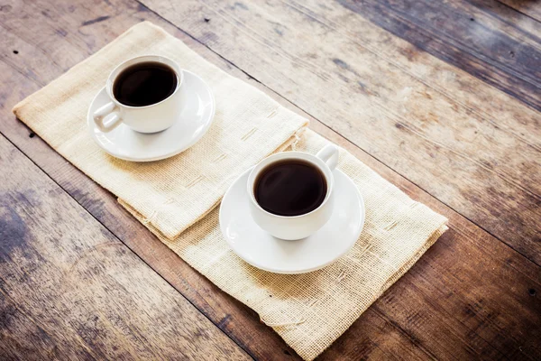 Due tazze di caffè su tovagliolo marrone — Foto Stock